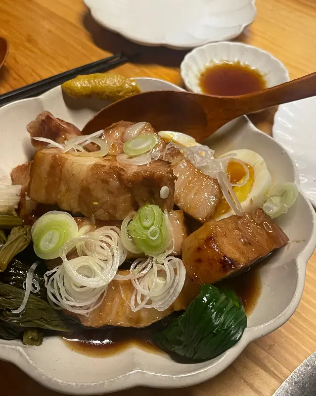 윤기가 흐르는 돼지고기 요리