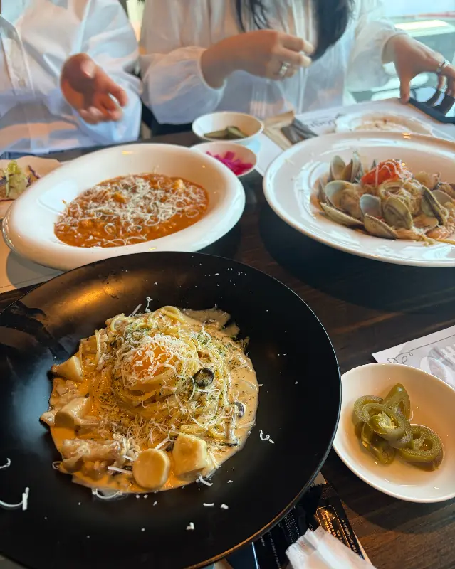 테이블 위에 놓인 파스타