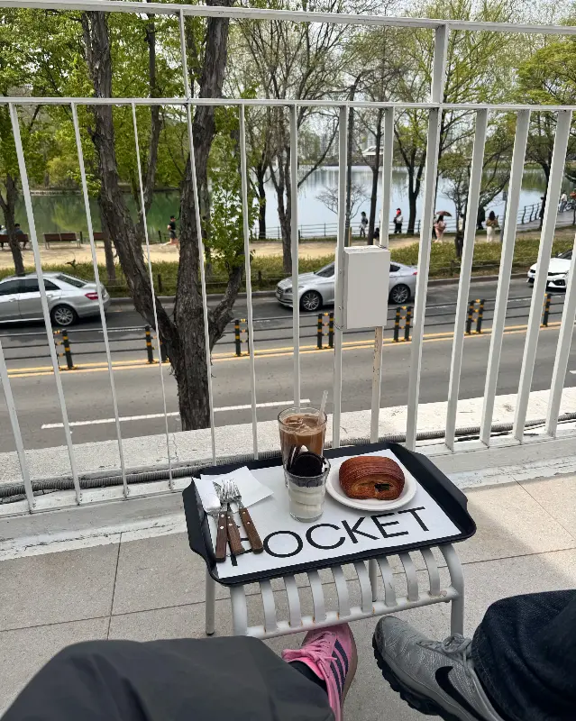 테라스에서 즐기는 커피 한 잔