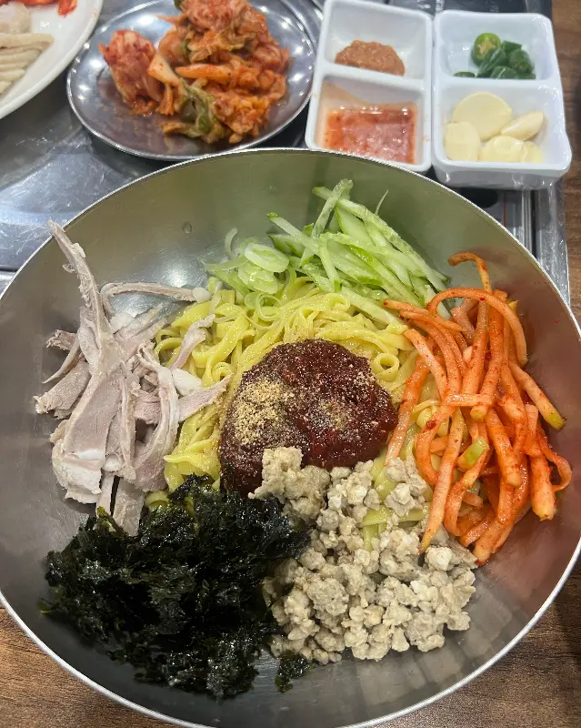 비빔칼국수에 다양한 채소가 어우러져 맛깔스러운 모습이다.