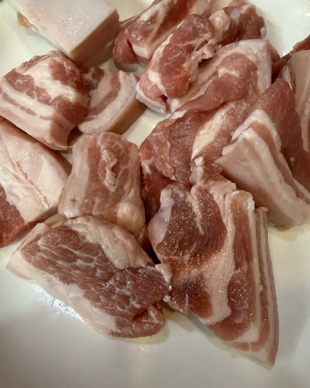 선홍빛을 띠는 신선한 흑돼지 삼겹살