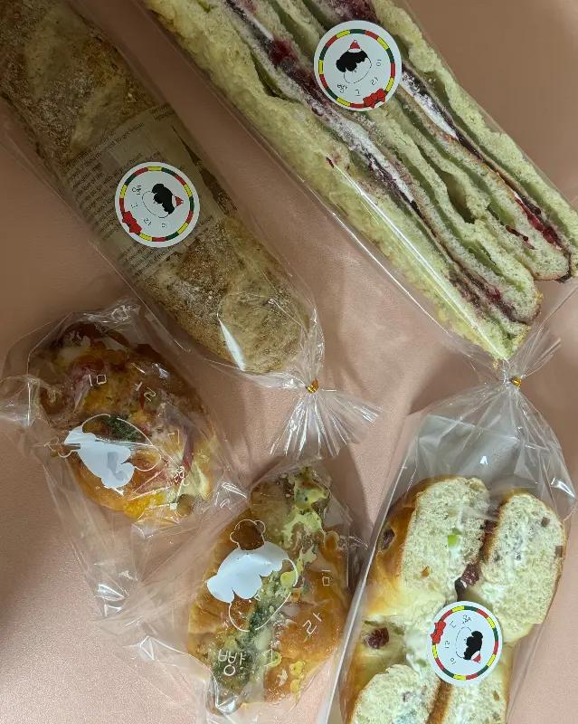 포장된 여러 종류의 빵