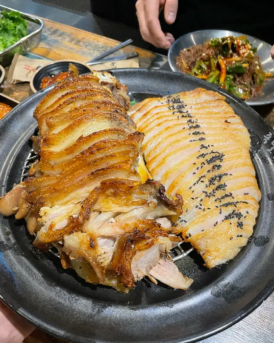 쫀득한 식감이 살아있는 화덕족발 근접샷