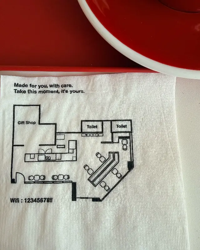 카페 내부 설계 도면이 그려진 냅킨