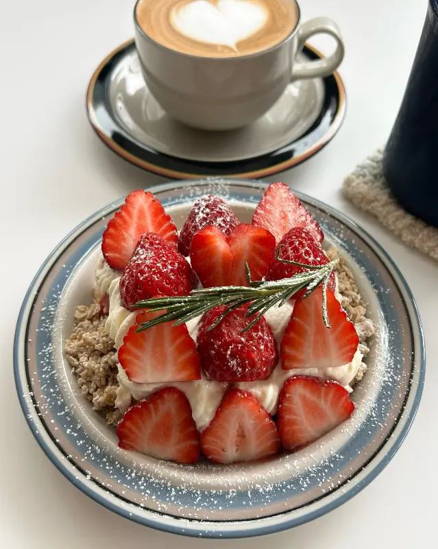 딸기 티라미수와 라떼