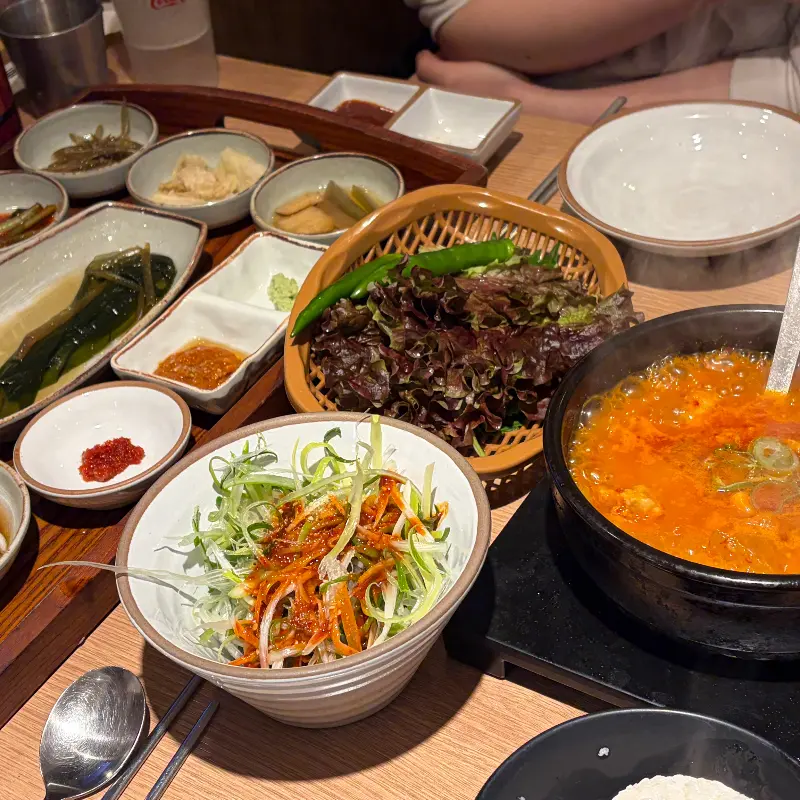 깔끔하고 편안한 분위기의 내부