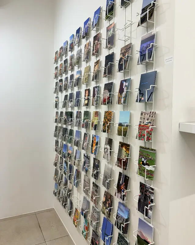 다양한 엽서들이 벽면에 진열되어 있는 모습