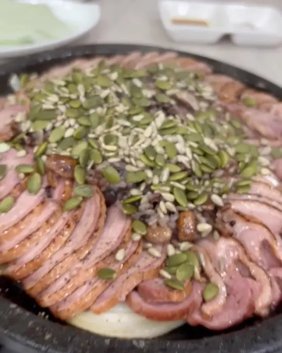 오리구이 위에 뿌려진 씨앗들