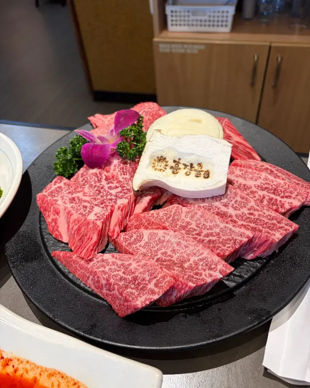 테이블 위에 놓인 놋그릇에 담긴 밑반찬들