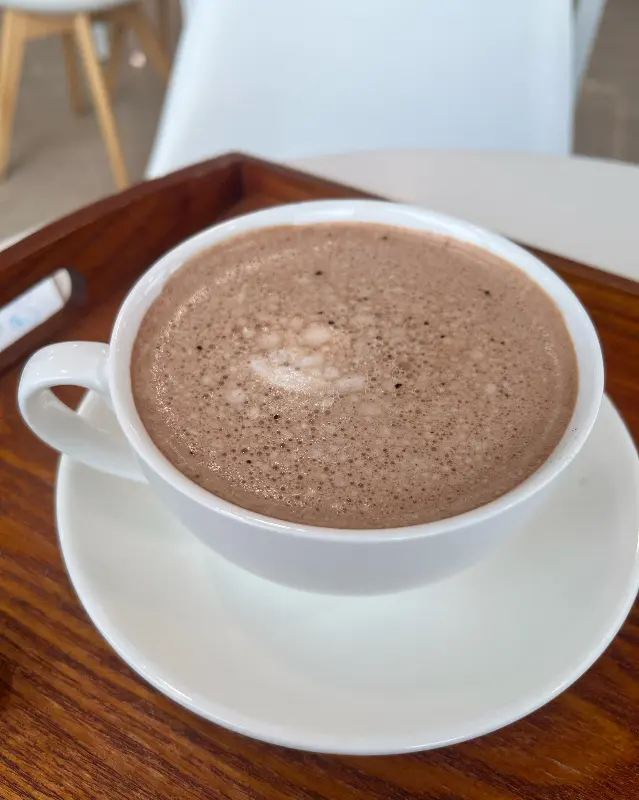 따뜻한 초코라떼 한 잔