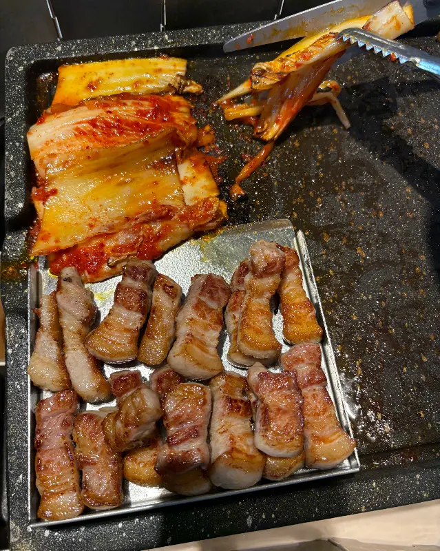 잘 구워진 삼겹살과 김치