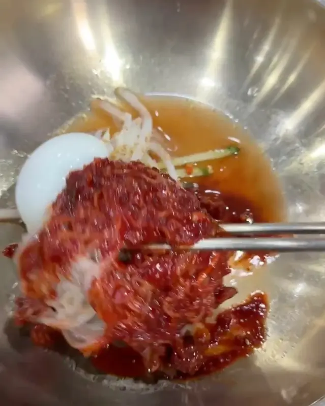 새콤달콤한 비빔냉면