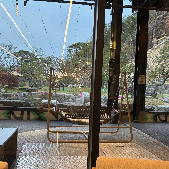 야외에 마련된 그네와 휴식 공간