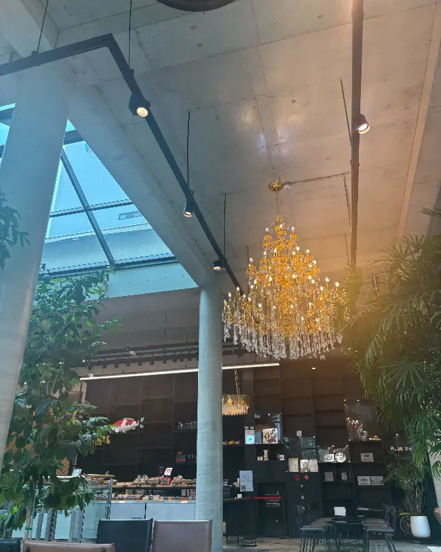 높은 천장과 샹들리에가 인상적인 카페 내부