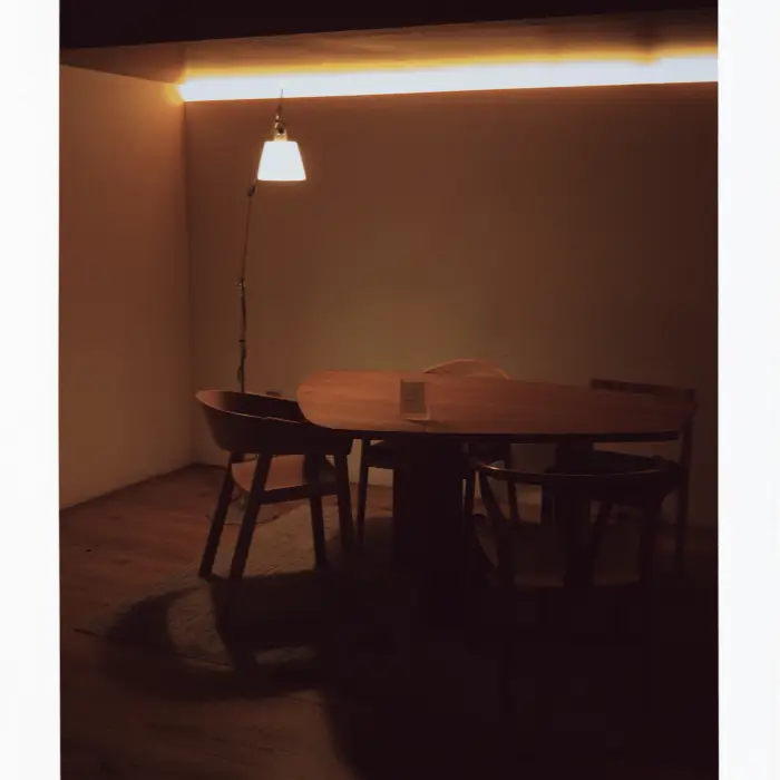 카페 내부의 테이블과 조명