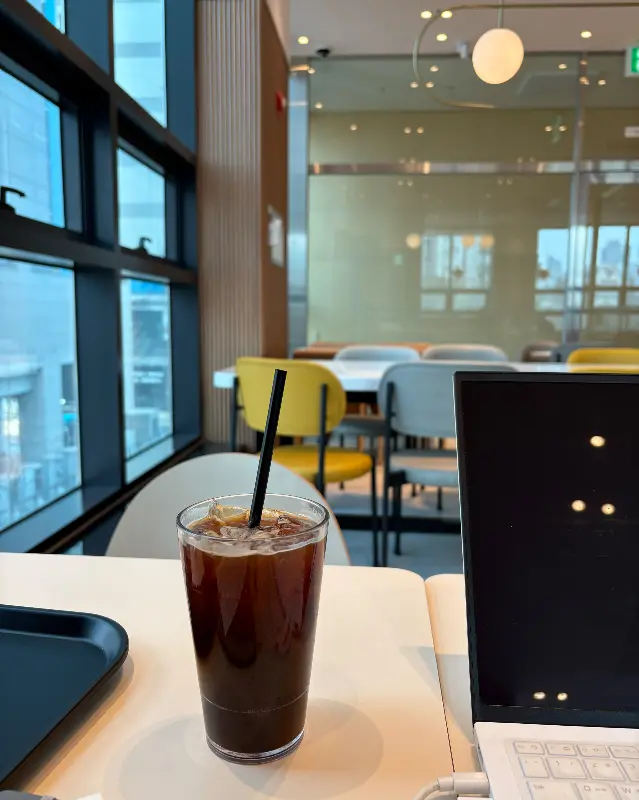 아이스 아메리카노와 노트북