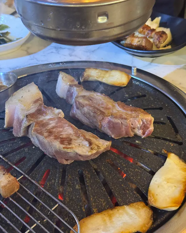 노릇노릇 익어가는 오겹살