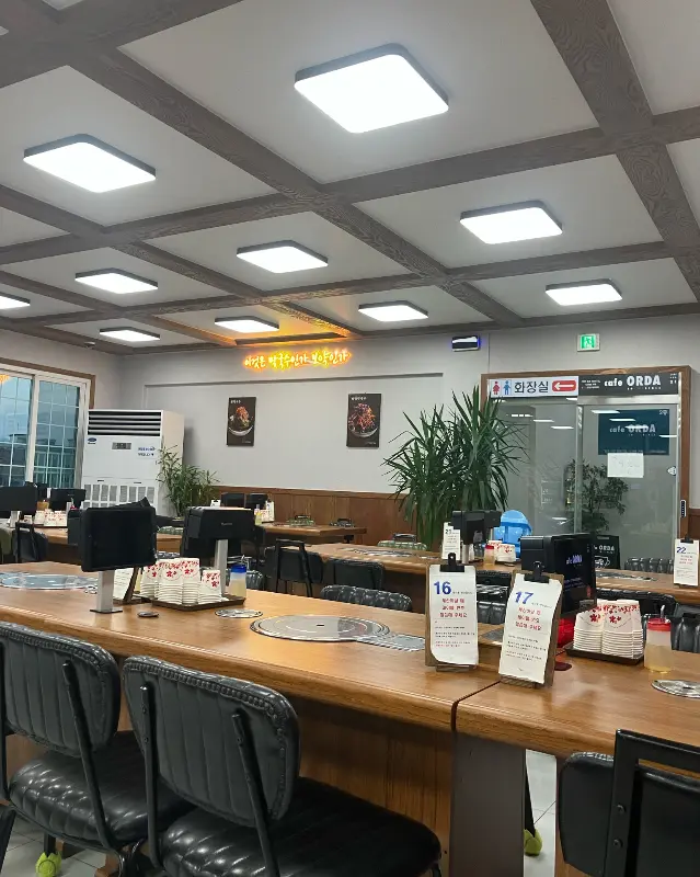 넓고 깨끗한 식당 내부