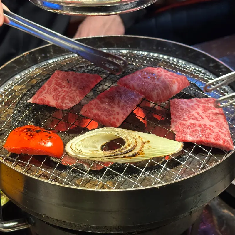 숯불 위에서 익어가는 와규