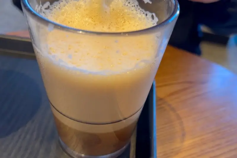 부드러운 거품이 인상적인 카페 라떼