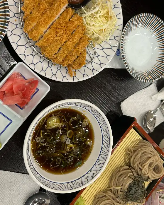 돈까스와 함께 제공되는 소바와 쯔유