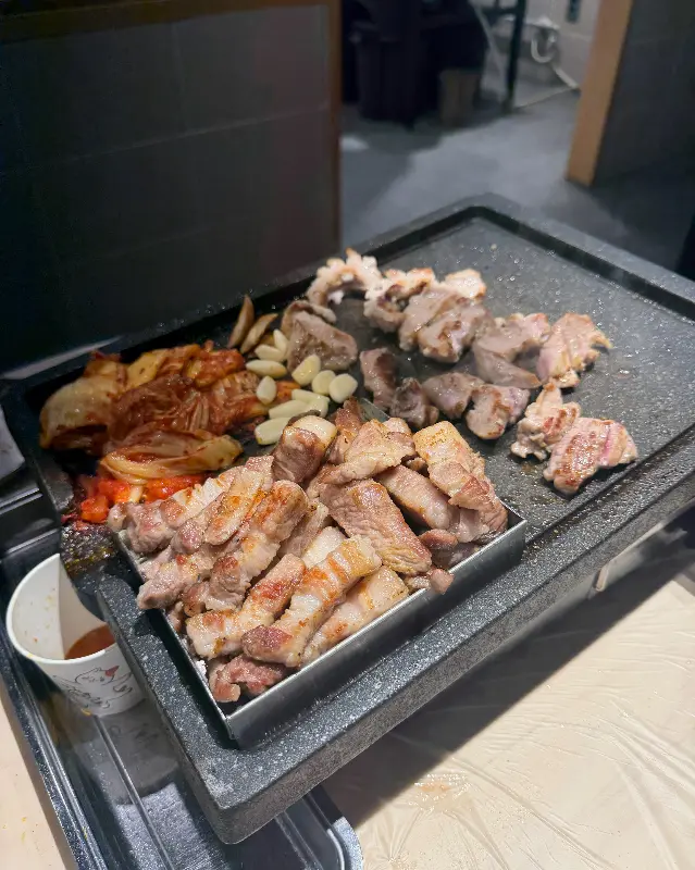 김치와 함께 구워진 삼겹살