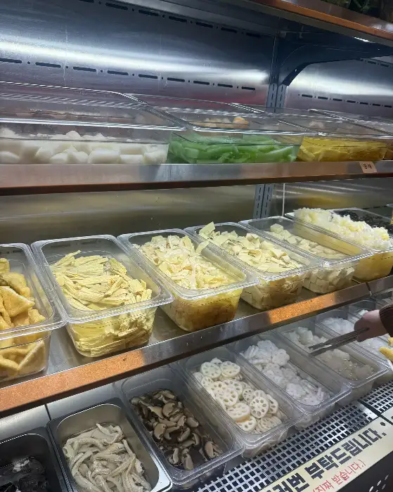 다양한 훠궈 재료가 진열된 셀프바