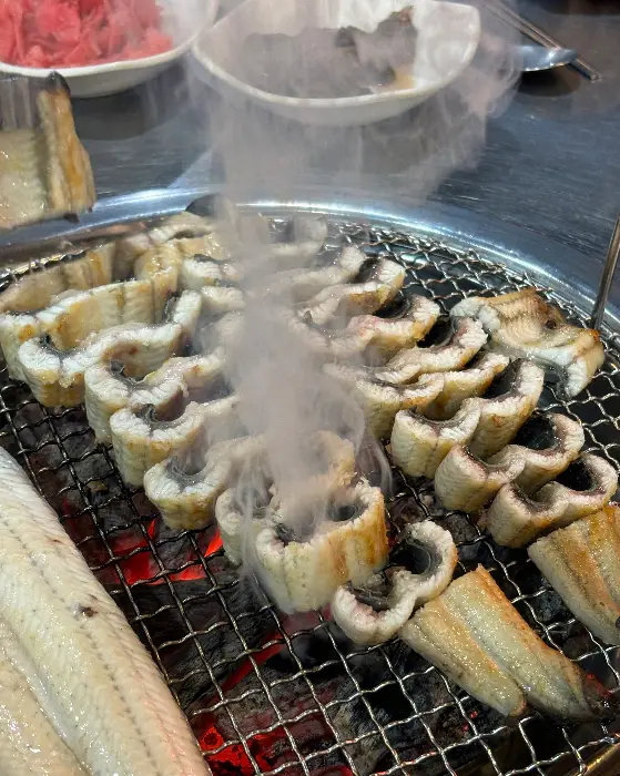 김이 모락모락 나는 숯불 위 장어