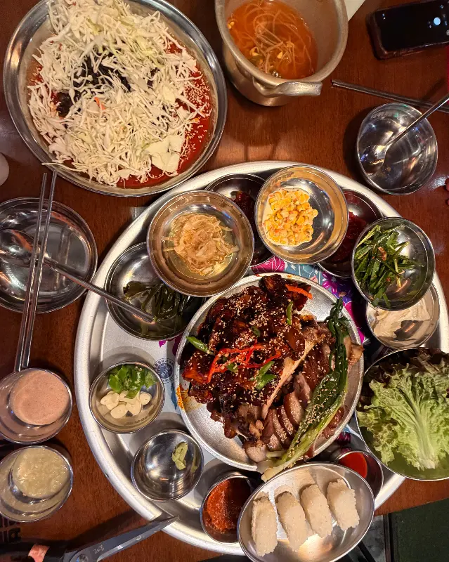 다양한 곁들임과 함께 즐기는 족발