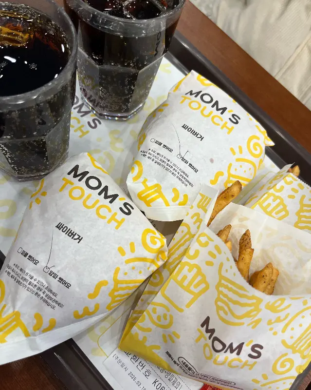 맘스터치 버거와 감자튀김 세트