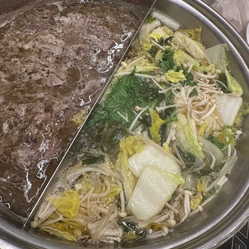 훠궈 육수에 담긴 야채