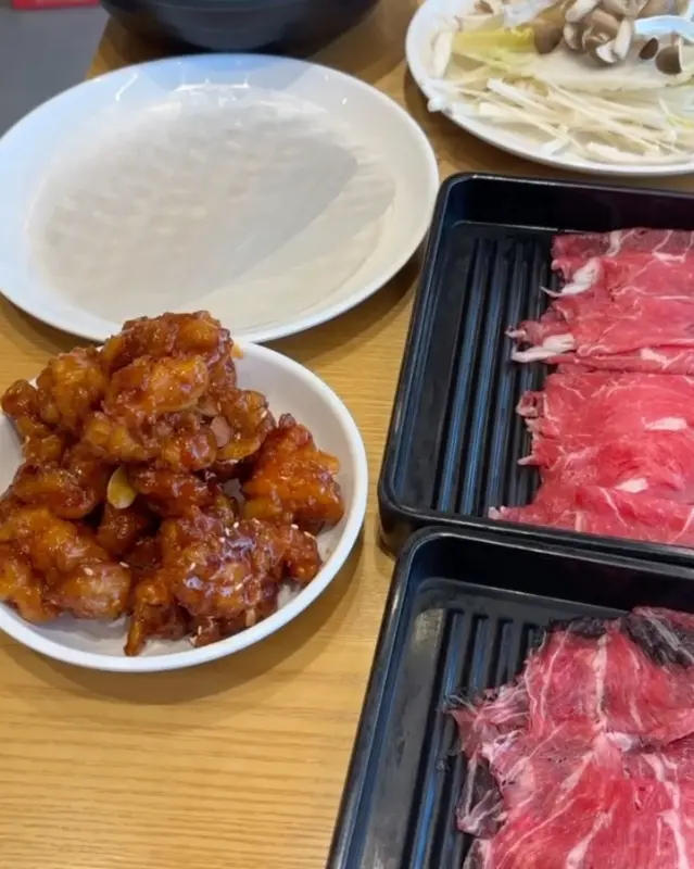 닭강정, 소고기, 버섯이 담긴 접시