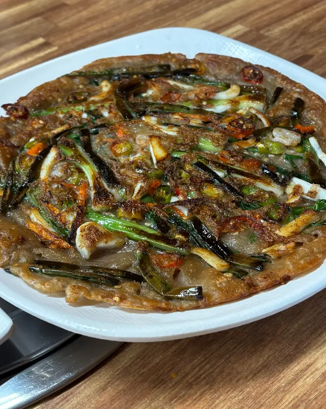 해물이 듬뿍 들어간 메밀해물파전