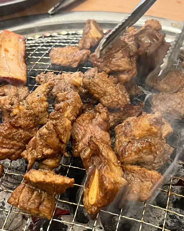숯불 위에서 익어가는 양념갈비