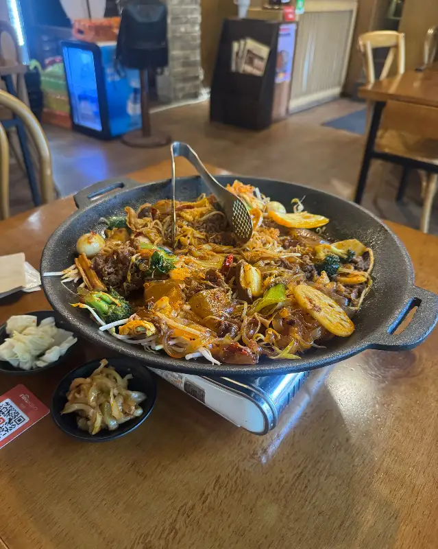 다양한 메뉴가 차려진 모습