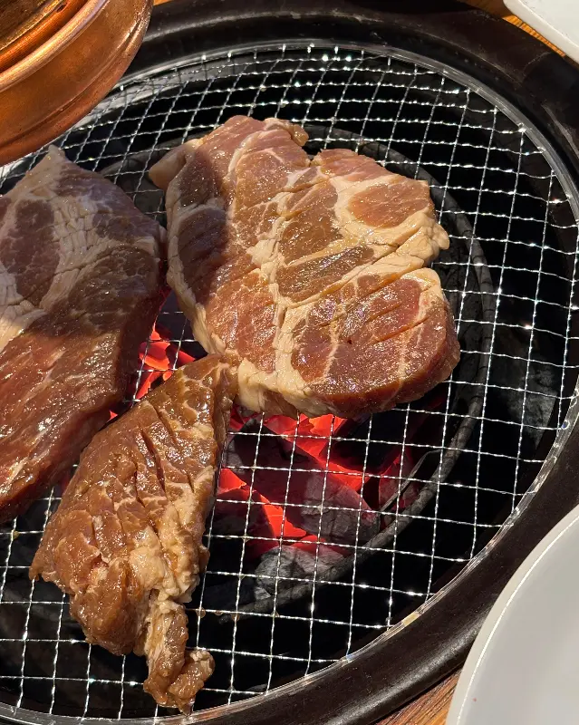 숯불 위에서 익어가는 돼지갈비