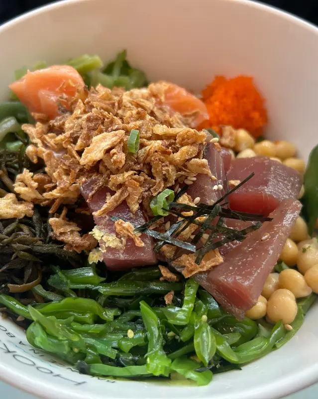 싱싱한 참치와 다양한 토핑이 어우러진 포케