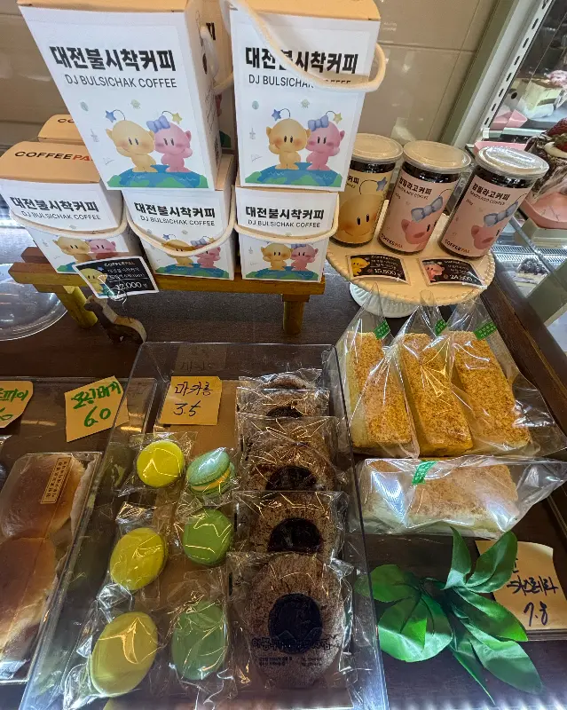 쇼케이스에 진열된 디저트 사진