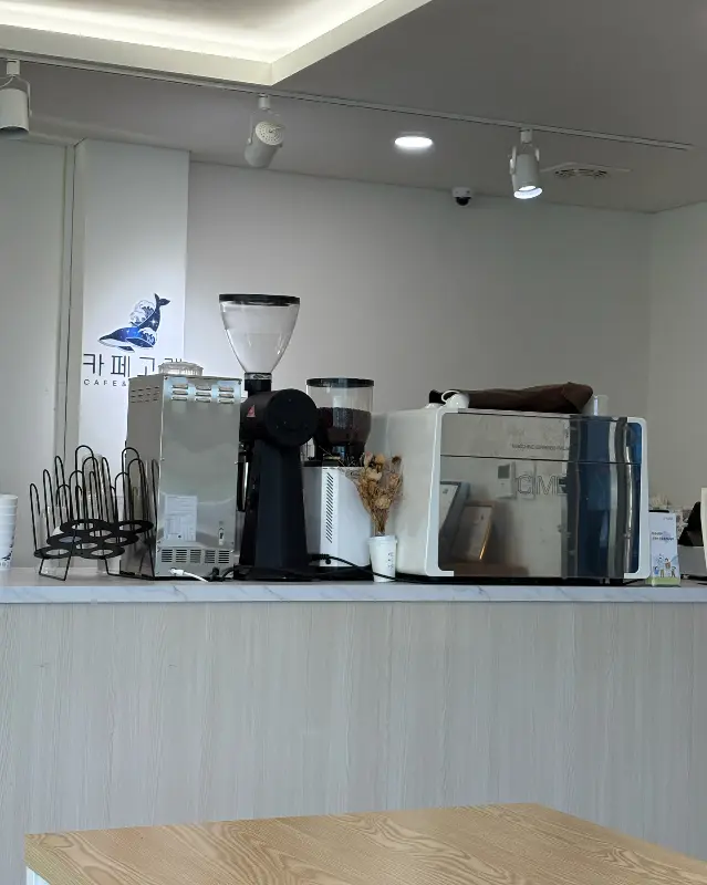 깔끔한 인테리어가 돋보이는 카페 내부