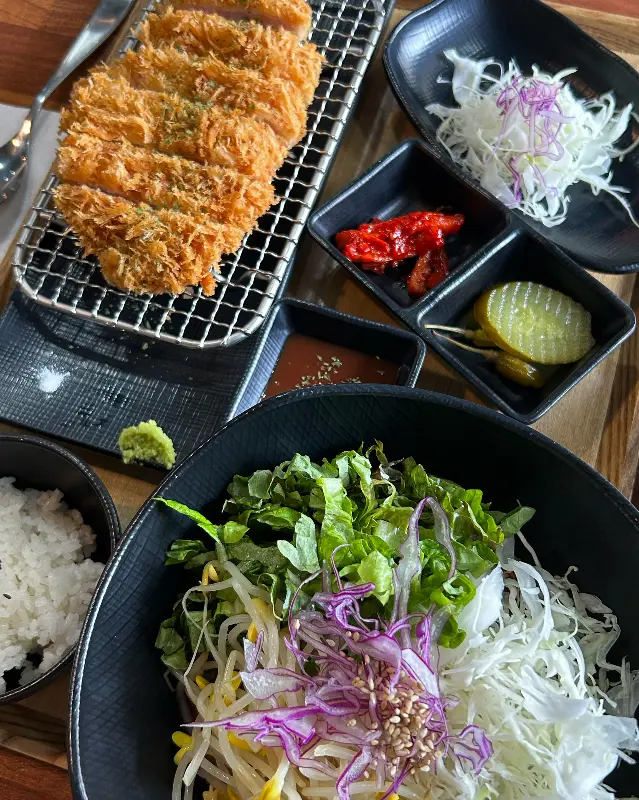 푸짐한 양의 로스카츠 세트