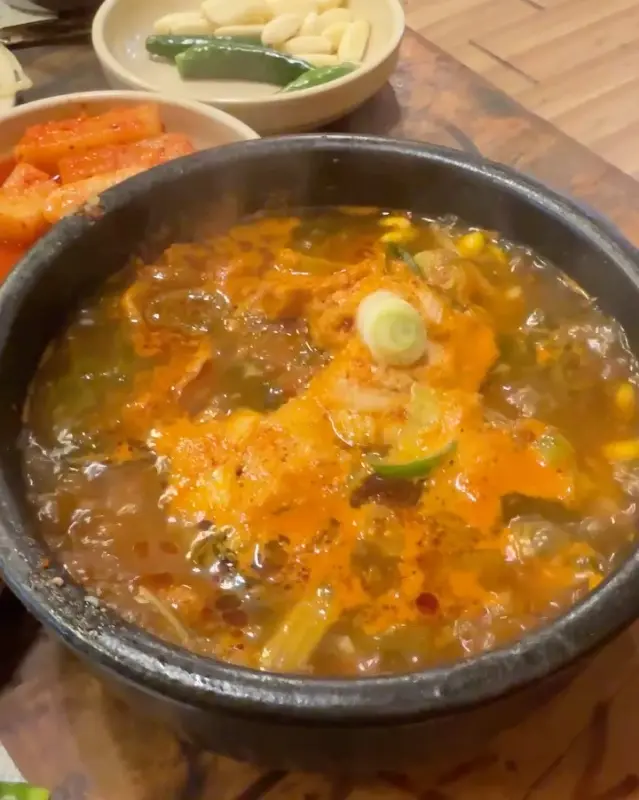 다양한 밑반찬과 함께 즐기는 해장국