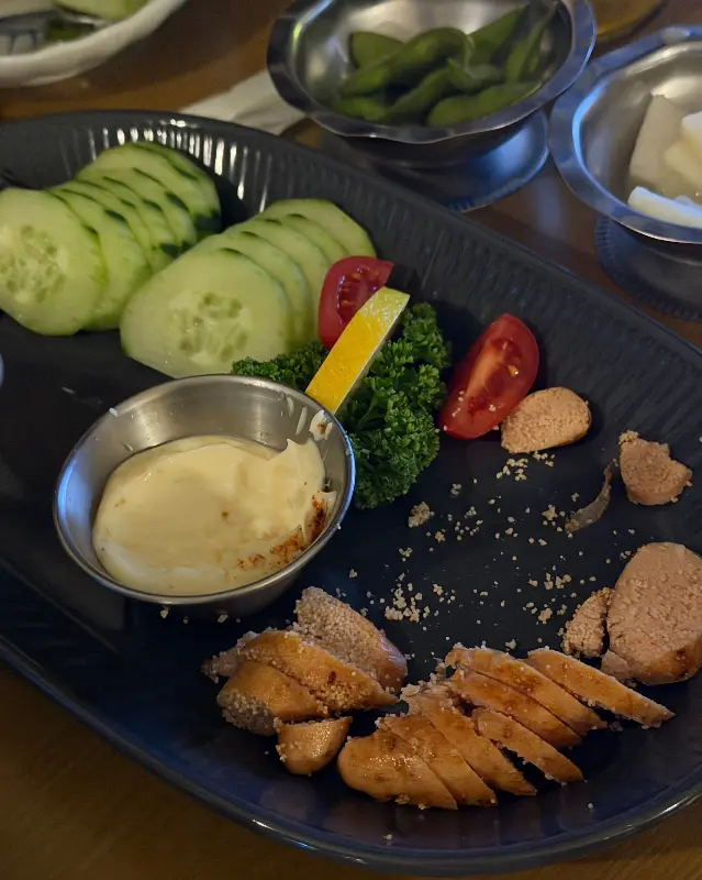 기본 안주로 제공되는 에다마메, 오이, 명란