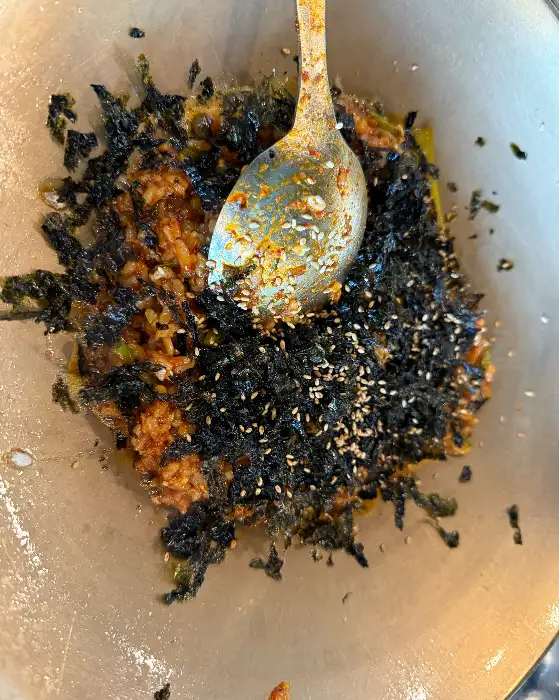 김가루와 깨를 듬뿍 뿌린 볶음밥