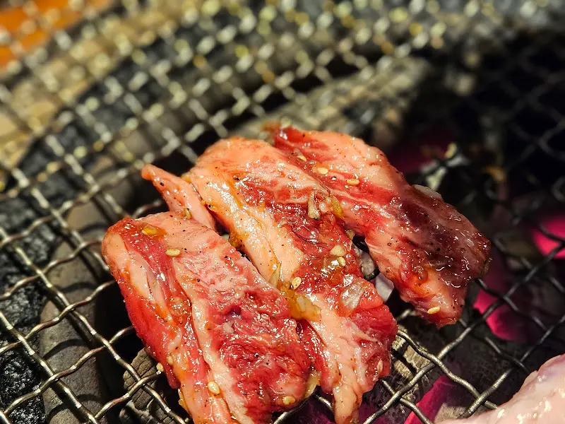 숯불 위에 구워지는 마늘갈비살