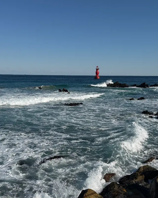 묵호등대와 푸른 바다