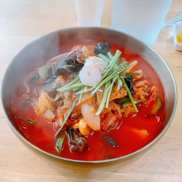 싱싱한 해산물이 가득 들어간 짬뽕의 모습