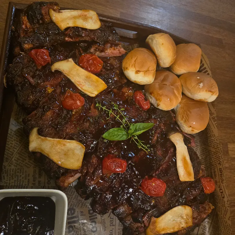 윤기가 흐르는 스페어립 바베큐