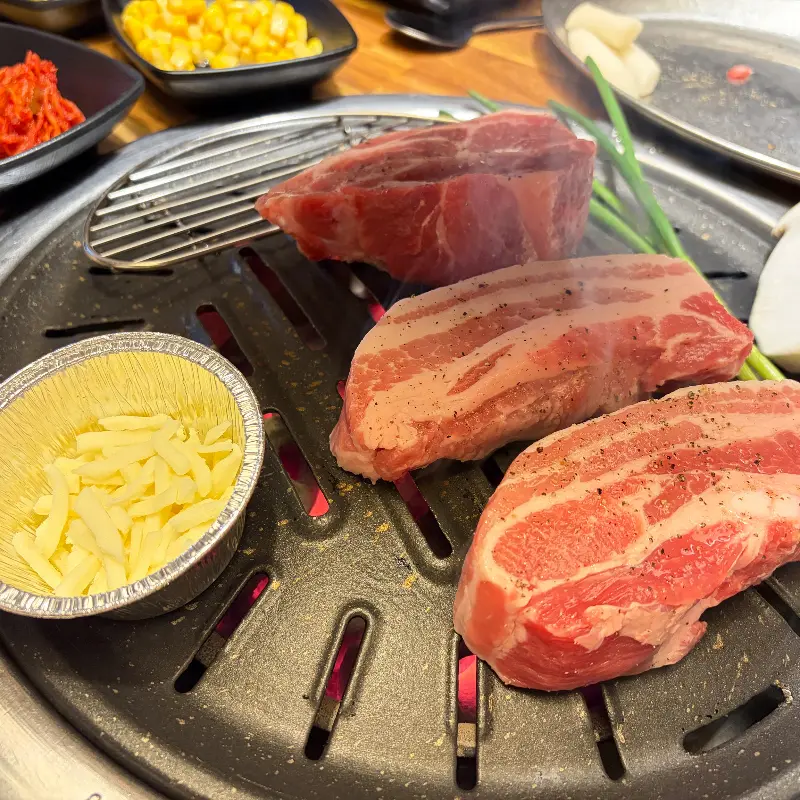 숯불 위에서 노릇하게 익어가는 삼겹살