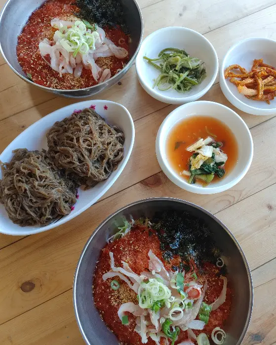 물회와 곁들임 반찬