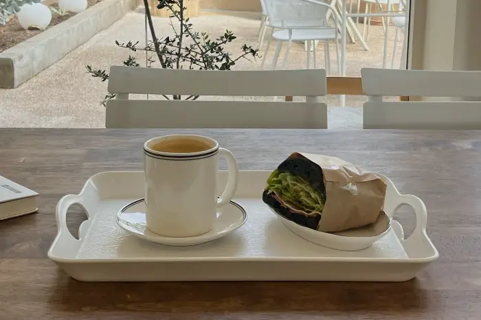 샌드위치와 커피 세트